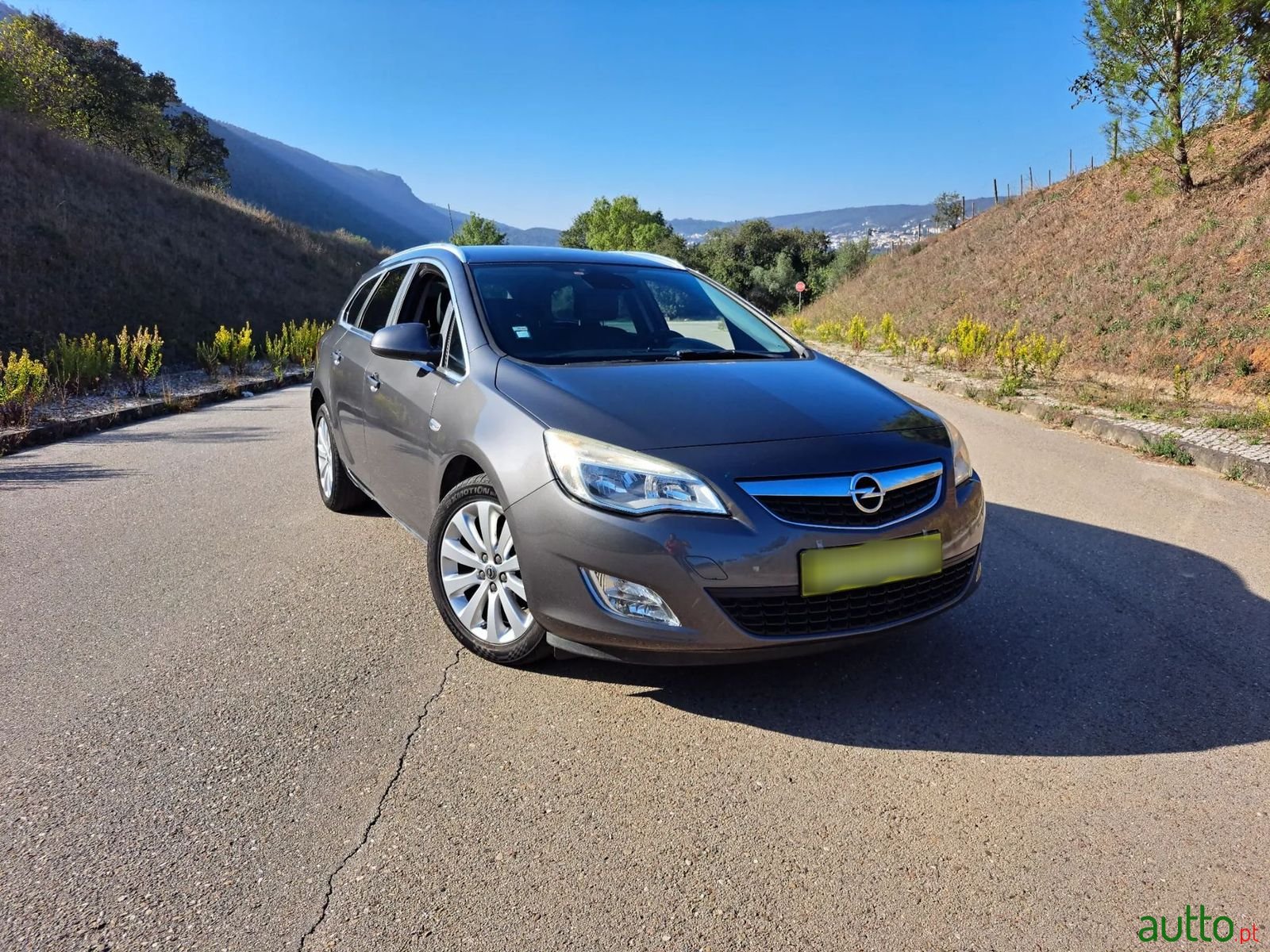 2011' Opel Astra Sports Tourer photo #5