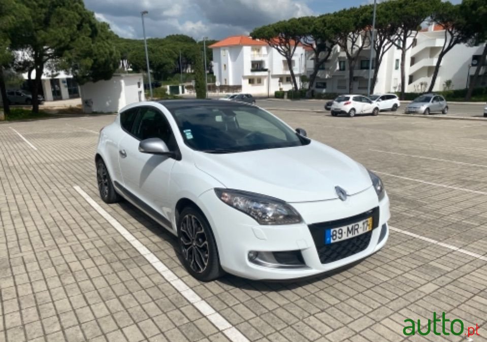 2012' Renault Megane Coupe photo #1
