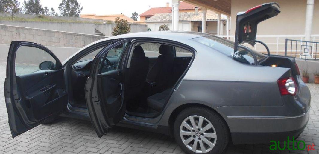 2007' Volkswagen Passat photo #4