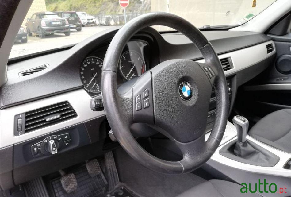 2009' BMW 320 Sport photo #2