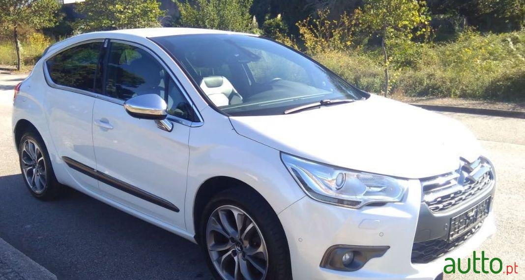 2011' Citroen DS4 photo #2