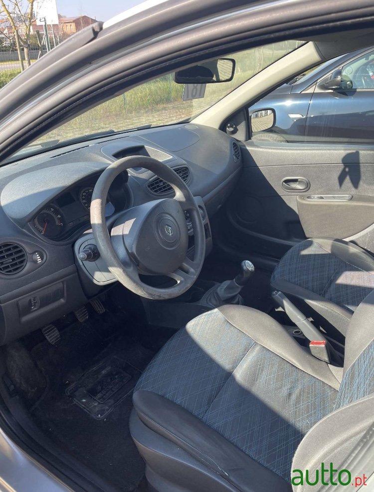 2008' Renault Clio photo #6