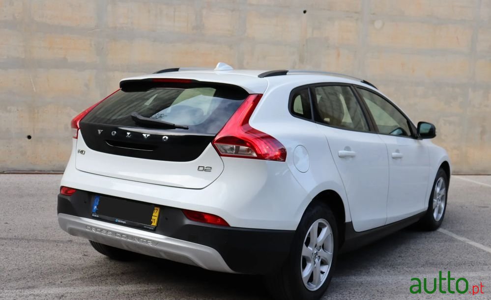 2017' Volvo V40 Cross Country photo #4