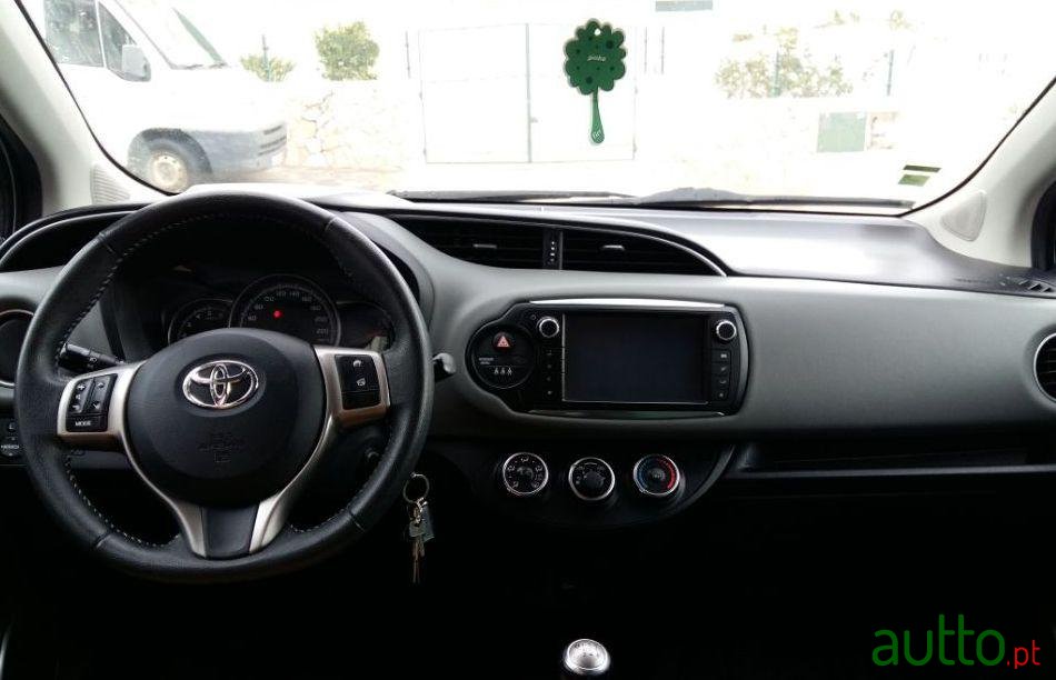 2014' Toyota Yaris photo #2