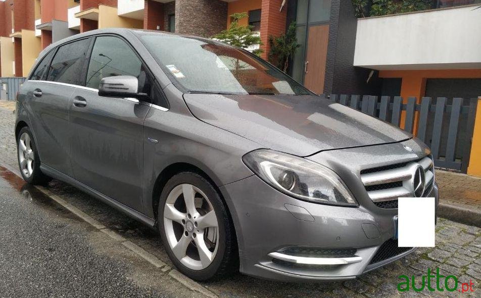 2012' Mercedes-Benz B-180 photo #1