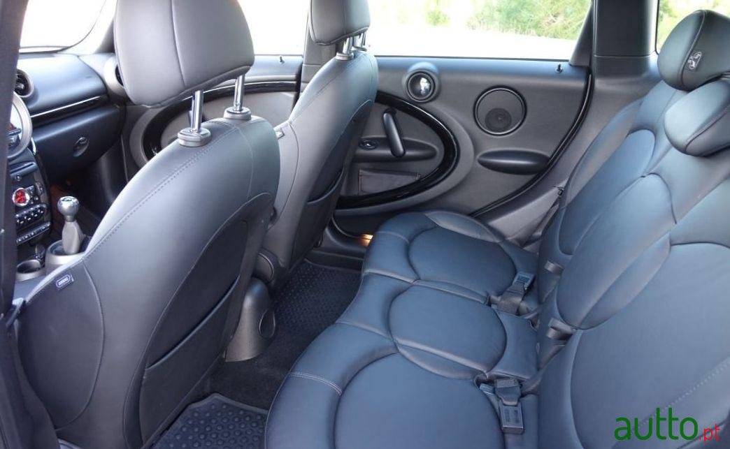 2010' MINI Countryman Cooper D photo #5