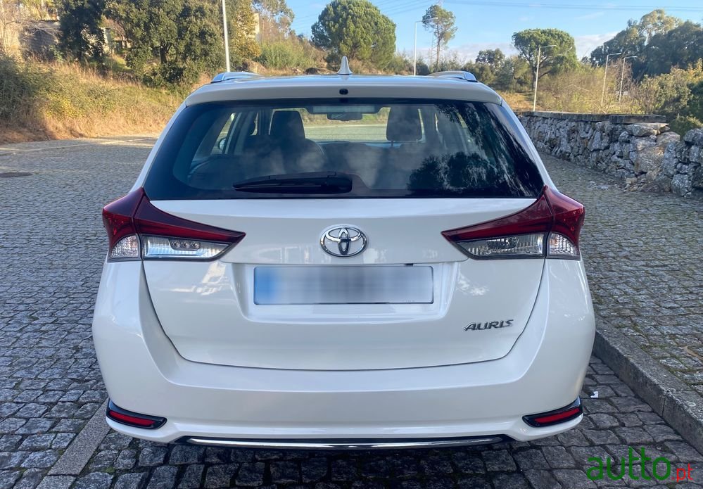 2018' Toyota Auris Touring Sports photo #5