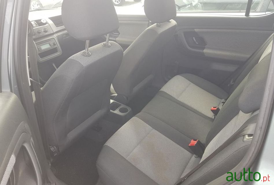 2013' Skoda Fabia Ambition photo #2