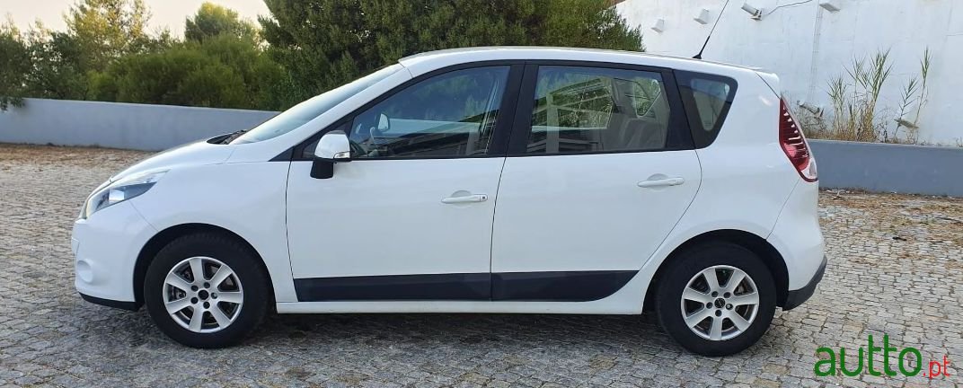2011' Renault Scenic photo #3