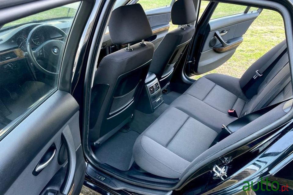 2008' BMW 318 photo #6