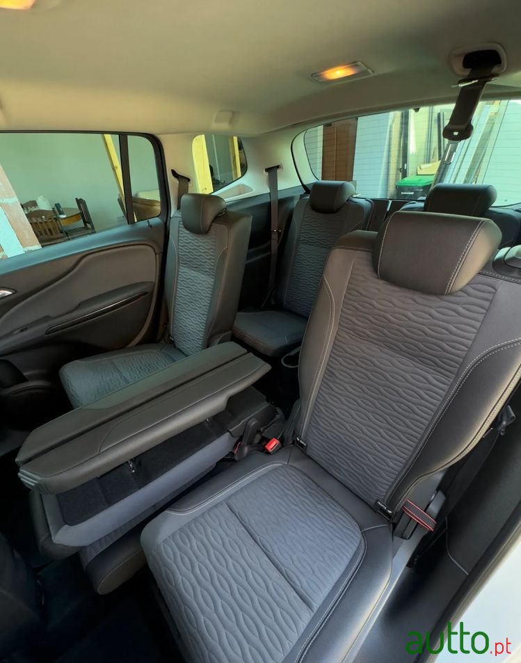 2013' Opel Zafira Tourer photo #4