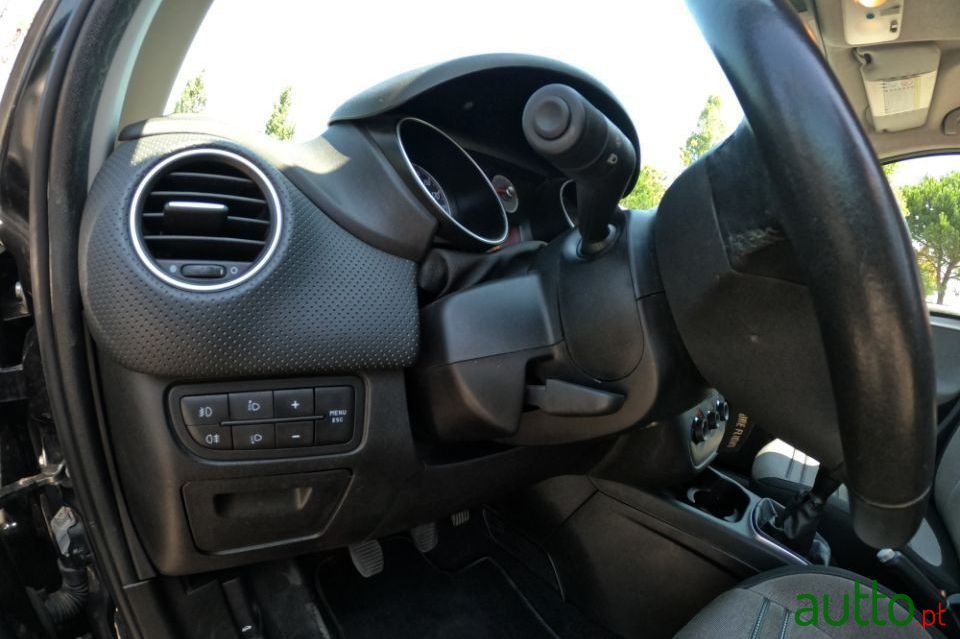 2011' Fiat Punto Evo photo #2