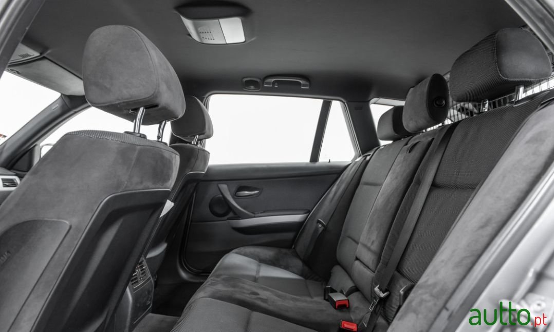 2010' BMW 320 photo #6