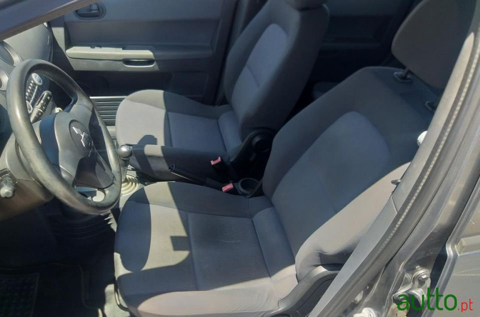 2004' Mitsubishi Colt photo #5