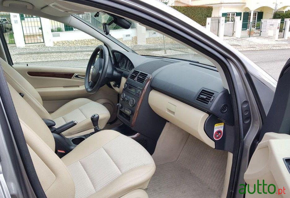 2011' Mercedes-Benz A-180 photo #2