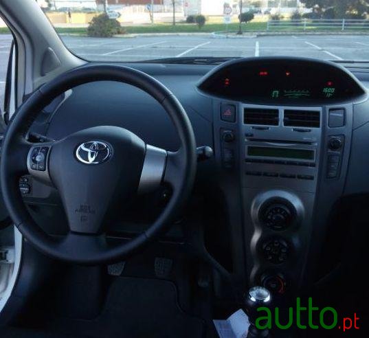 2010' Toyota Yaris photo #1