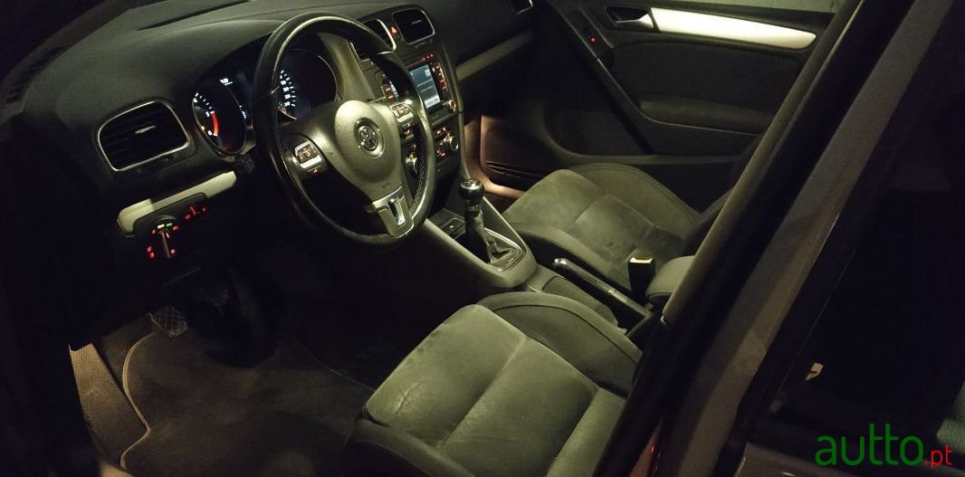 2009' Volkswagen Golf photo #2