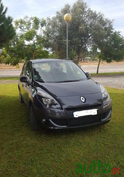 2011' Renault Scenic 1.5 Dci Luxe Edc photo #2