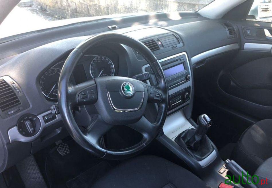 2011' Skoda Octavia Break photo #2