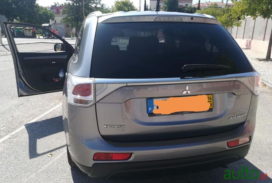 2014' Mitsubishi Outlander photo #2