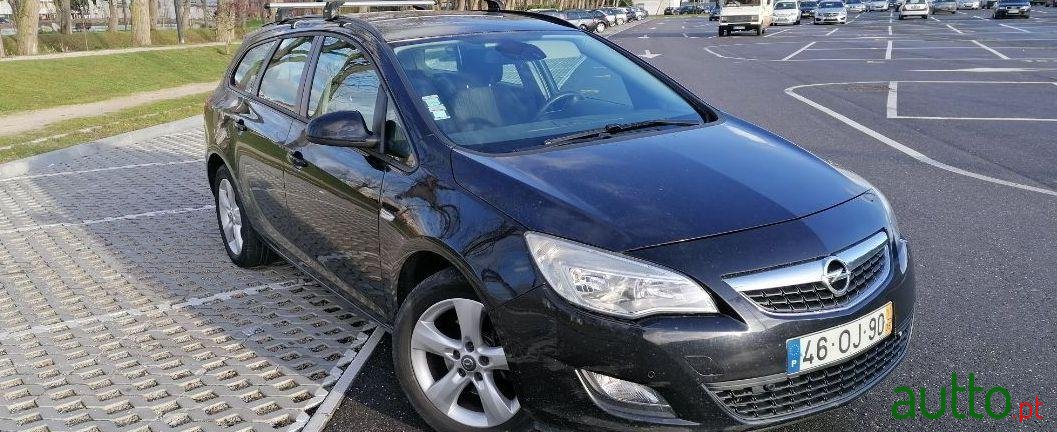 2011' Opel Astra Sports Tourer photo #3