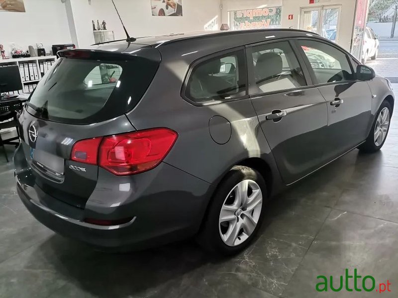 2011' Opel Astra Sports Tourer photo #5
