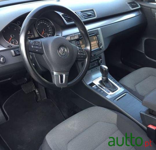 2011' Volkswagen Passat Variant photo #3