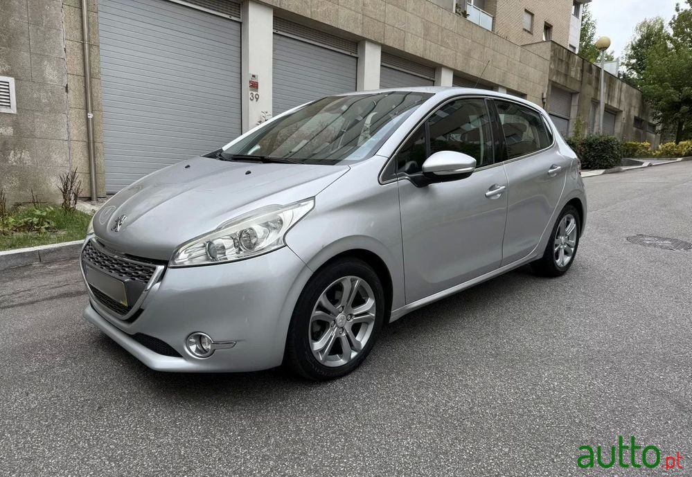 2014' Peugeot 208 1.4 Hdi Allure photo #3