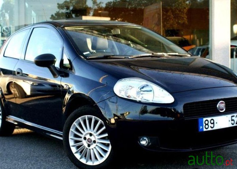 2011' Fiat Grande Punto photo #1