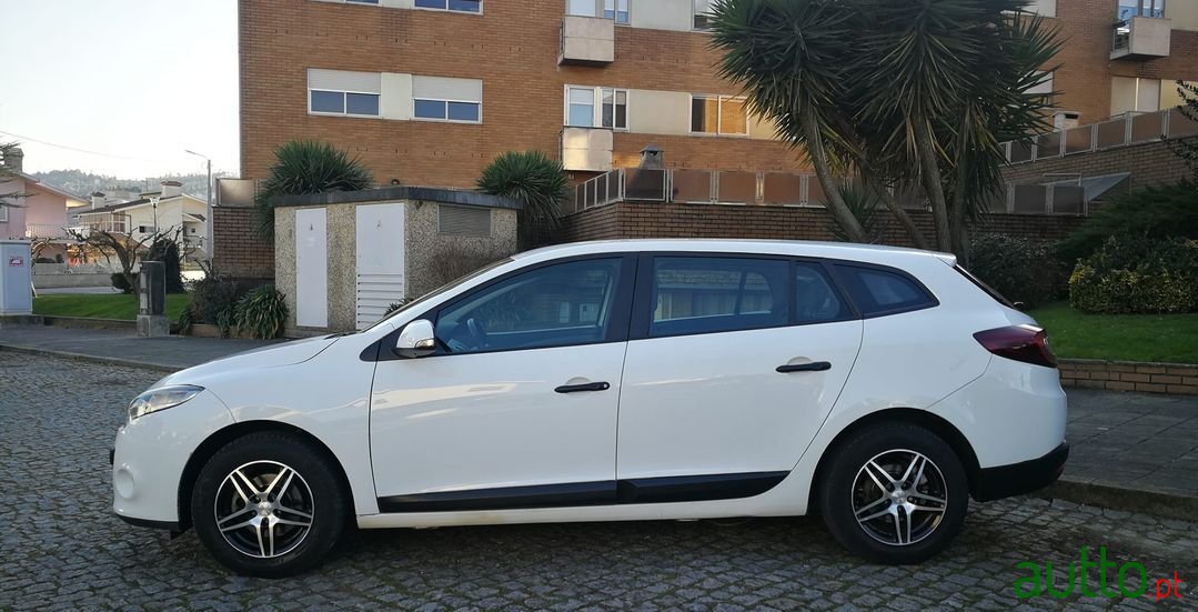 2011' Renault Megane Sport Tourer photo #4