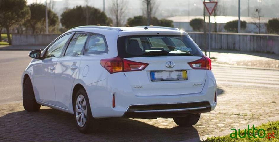 2015' Toyota Auris Touring Sports photo #2