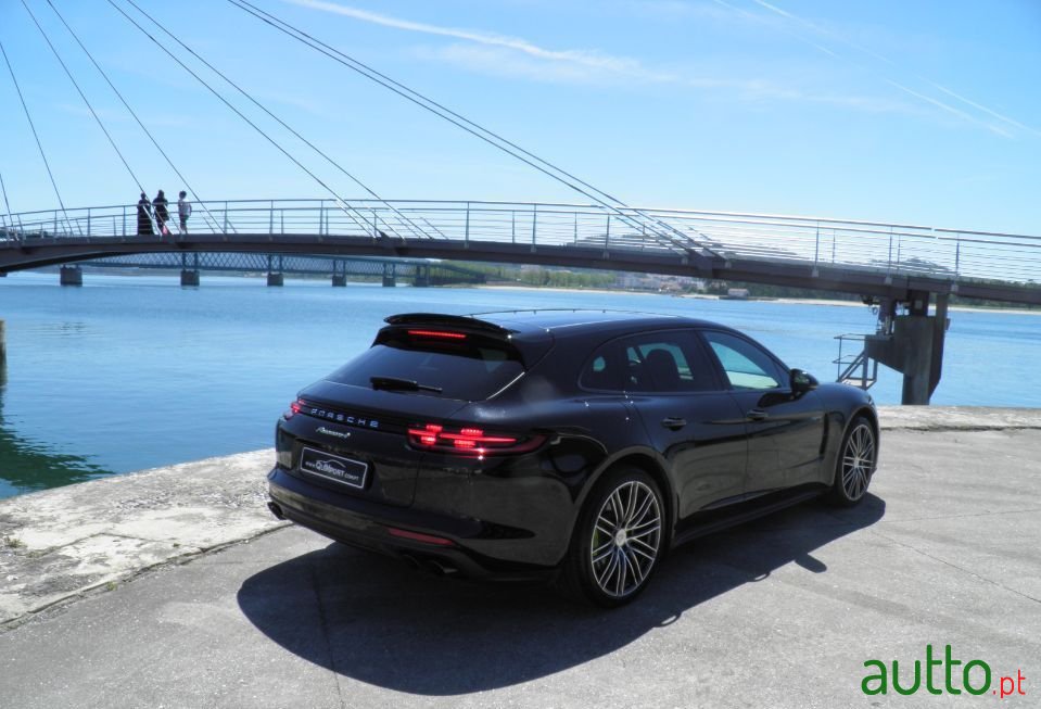 2017' Porsche Panamera photo #3