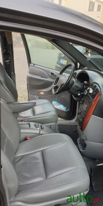 2004' Chrysler Voyager photo #4