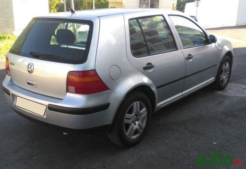 2001' Volkswagen Golf photo #1