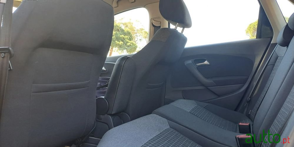 2016' Volkswagen Polo photo #5