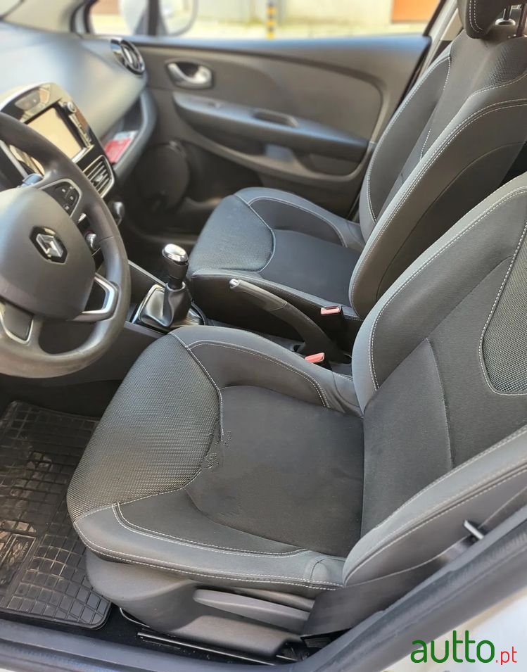 2017' Renault Clio Sport Tourer photo #2