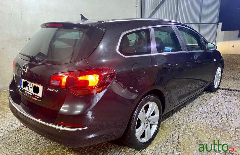 2013' Opel Astra Sports Tourer photo #2
