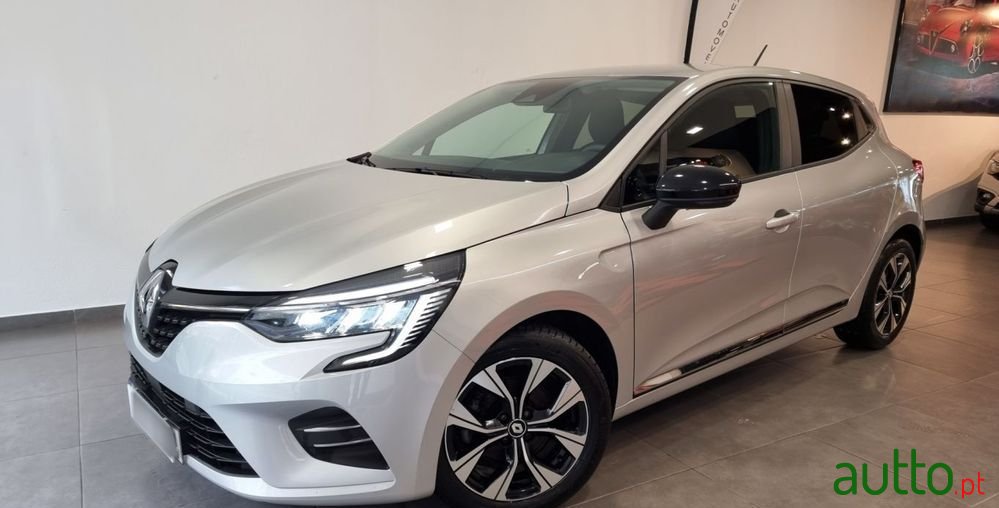 2023' Renault Clio photo #1
