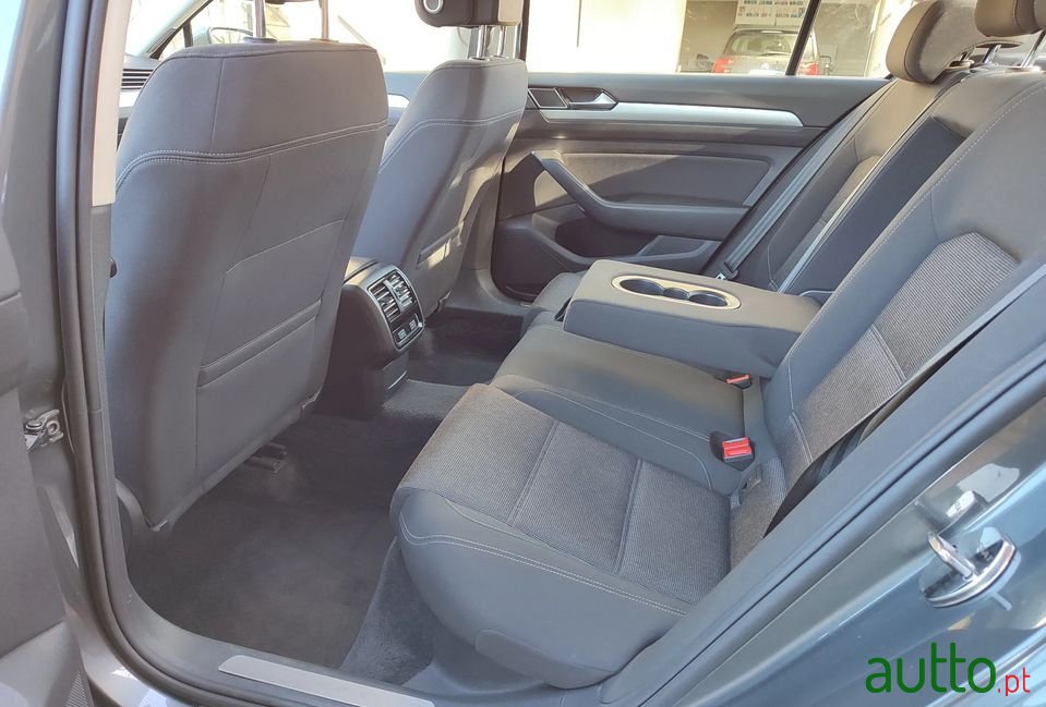 2016' Volkswagen Passat photo #6