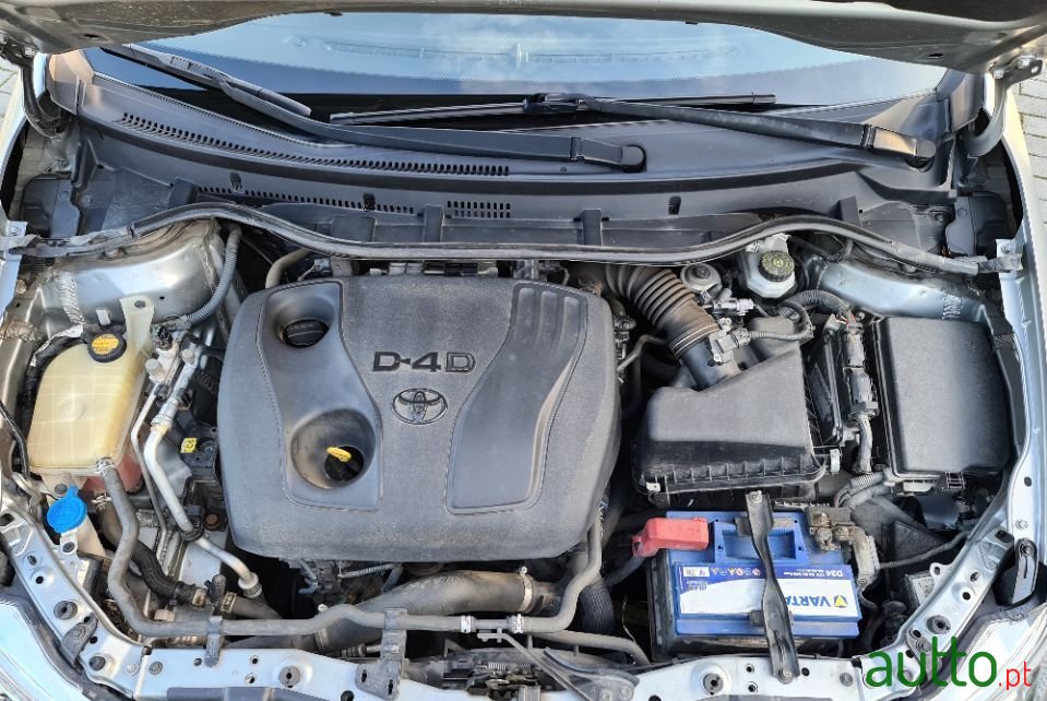 2013' Toyota Auris photo #3