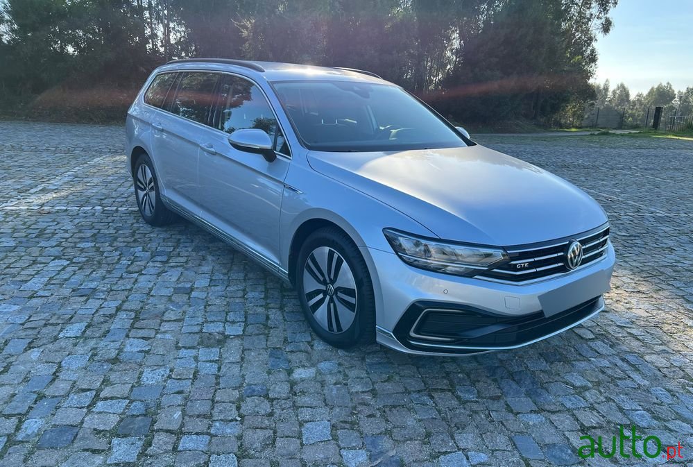 2020' Volkswagen Passat Variant photo #1