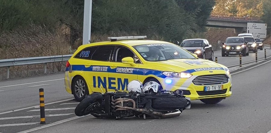 Casal de motociclistas ferido em acidente em Oliveira de Azeméis
