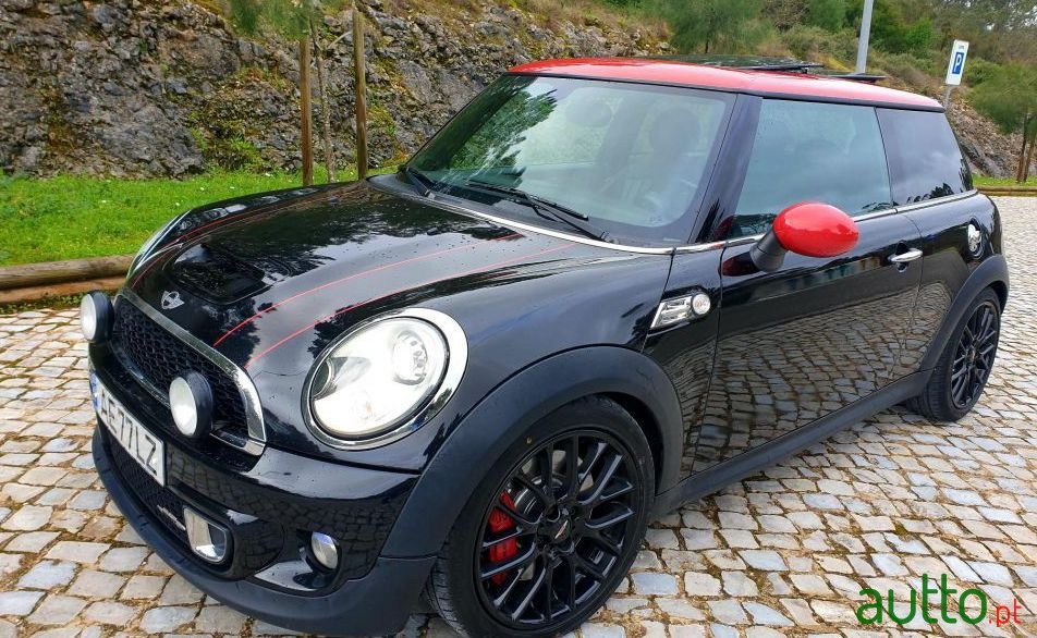 2011' MINI John Cooper Works photo #2