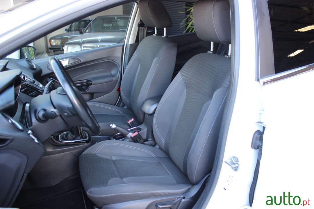 2013' Ford Fiesta photo #3