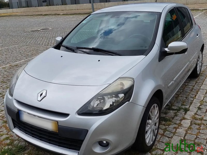 2011' Renault Clio photo #1