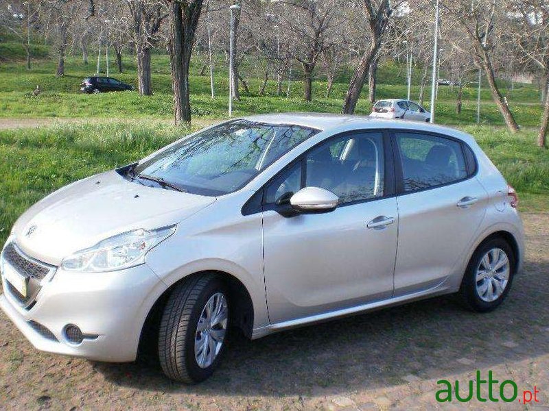 2013' Peugeot 208 Active photo #2