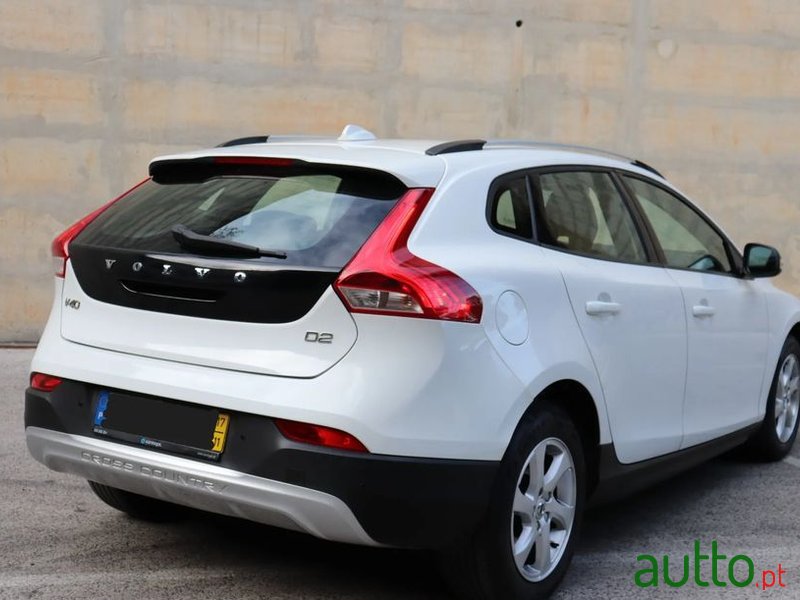 2017' Volvo V40 Cross Country photo #4