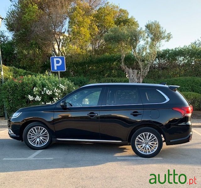 2020' Mitsubishi Outlander photo #3