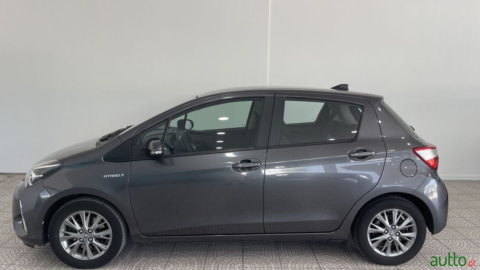 2017' Toyota Yaris photo #4