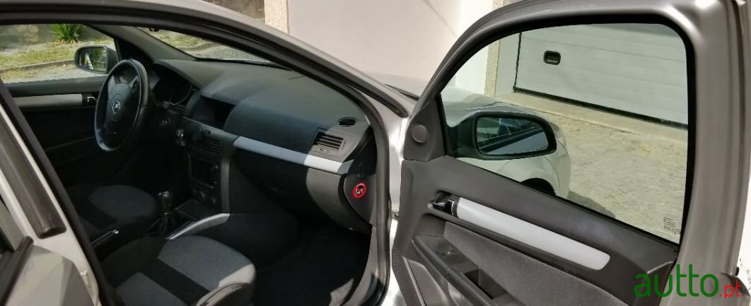 2005' Opel Astra Caravan photo #3